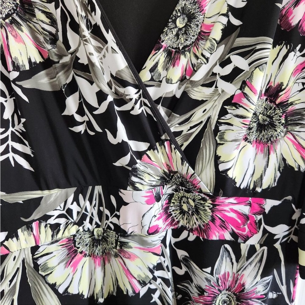 Faux-Wrap Midi Dress Black Floral
SIZE 1X *Excellent Condition* - Picture 12 of 16